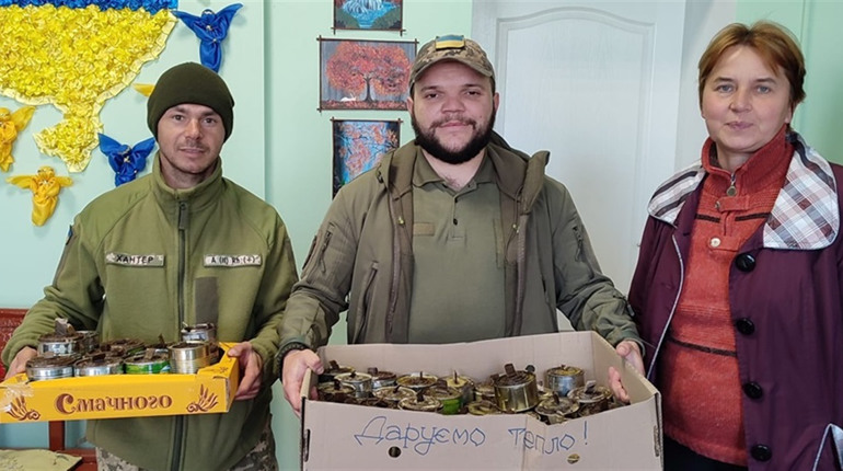 «Даруємо тепло». У селі на Глухівщині вже виготовили понад 300 окопних свічок на передову