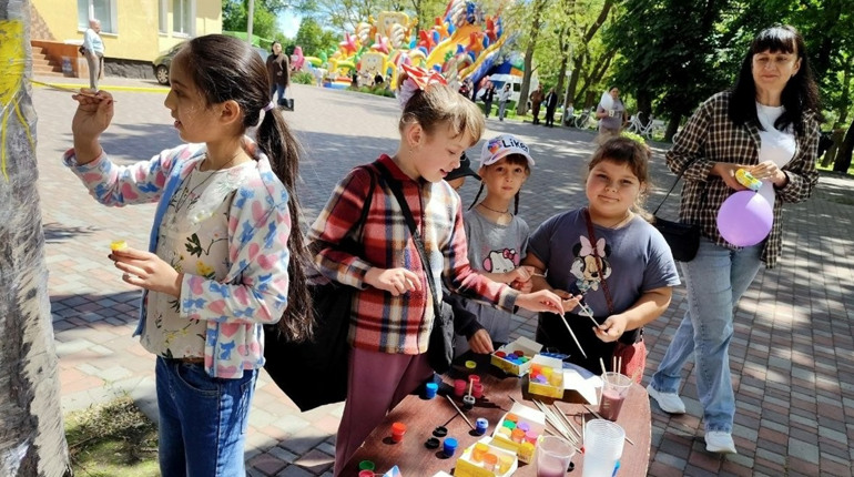 Казкові герої, дитячі мрії та солодка вата: як у Дмитрівці зустрічали літо