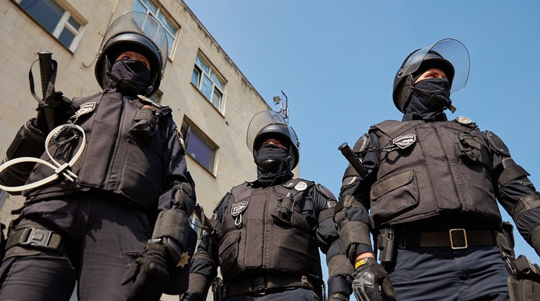 Патрульні затримали у Херсоні чоловіка, який мав при собі наркотики