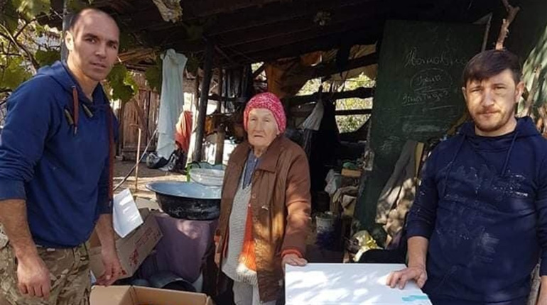 За дві доби зібрали продуктів на рік вперед. Як херсонці допомогли 80-річній херсонці