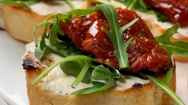 Рецепт дня: канапки з в’яленими помідорами та хамоном