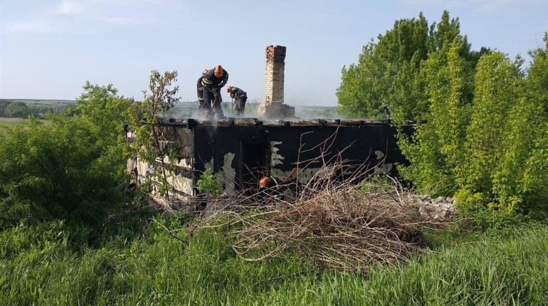 У Травневому Сватівського району горів покинутий будинок