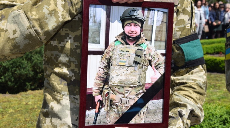 Без батьківської любові залишилося двоє синів: Нетішин оплакав 38-річного Героя Олександра Ровенчука