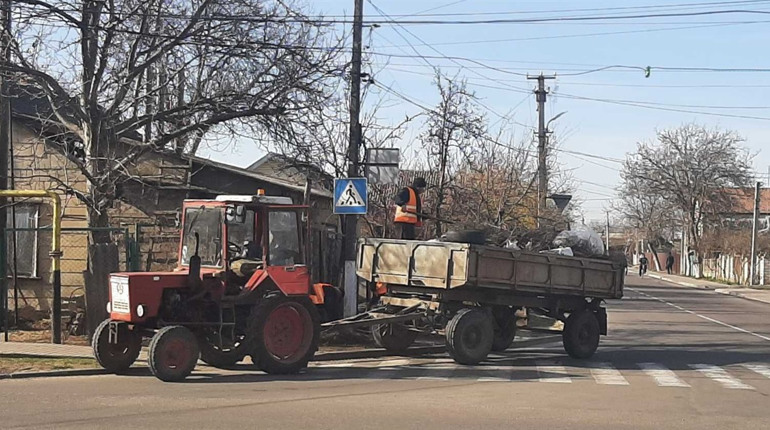 Комунальники Біляївки: благоустрій актуальний і у військовий період, наведіть біля будинків порядок