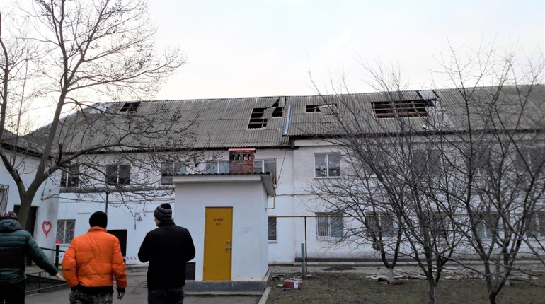 Біляївські комунальники оперативно полагодили в Мирненській школі дах, який частково зірвав буревій