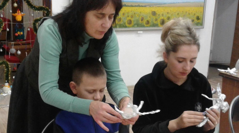 Майстер-клас в музеї: різдвяні янголи народжувалися з-під пальців натхненних учасників