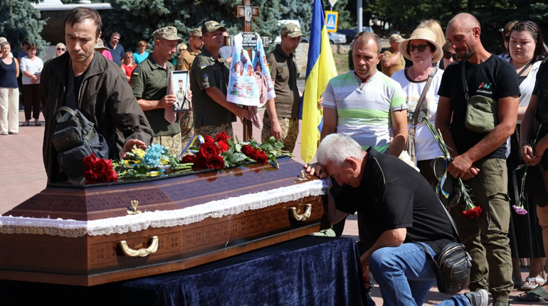 Після майже двох років невідомості: у Південноукраїнську поховали захисника Андрія Гунівенка
