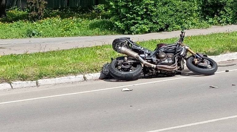 У Переяславі відкрили мотосезон-2024 з аварією: 24-річного хлопця госпіталізували з переломом тазу