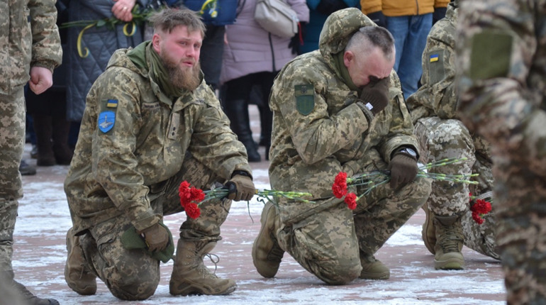 Зі сльозами на очах Южноукраїнська громада провела в останню путь захисника Олександра Жарікова