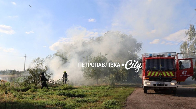 П'ять пожеж за один день: рятувальники Петропавлівки та Шахтарського боролися з вогнем (ВІДЕО))