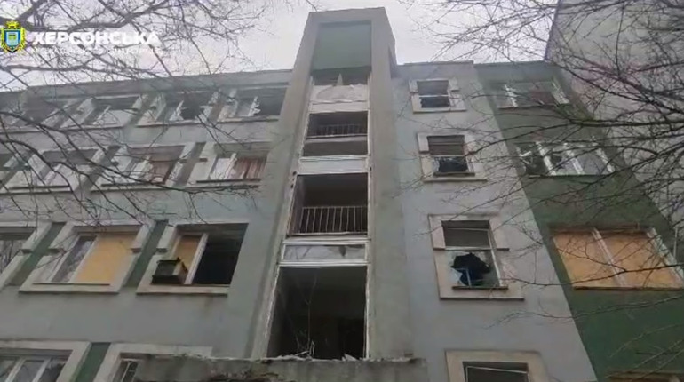 На Херсонщині внаслідок ворожих обстрілів пошкоджені житлові будинки, навчальний заклад та автівки