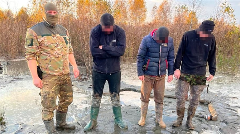 На Сарненщині правоохоронці викрили бурштинокапачів