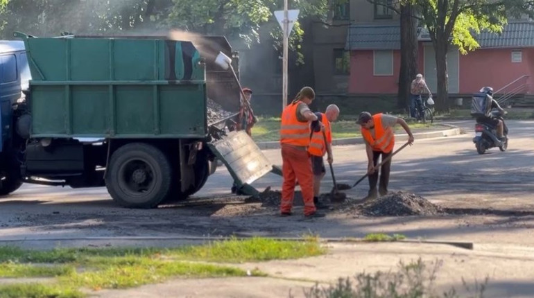 У Жовтих Водах ремонтують аварійні ділянки на вулиці Героїв України (Гагаріна): відео