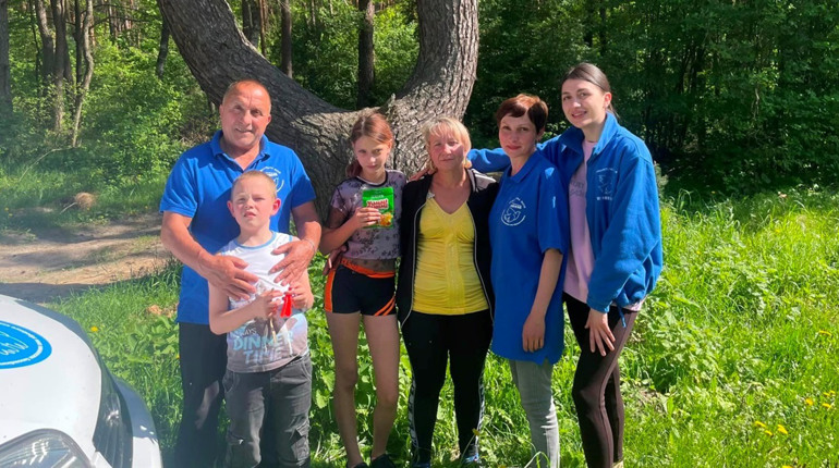 Волонтери вивезли з прикордоння родину, що тиждень ховалася від обстрілів у льоху