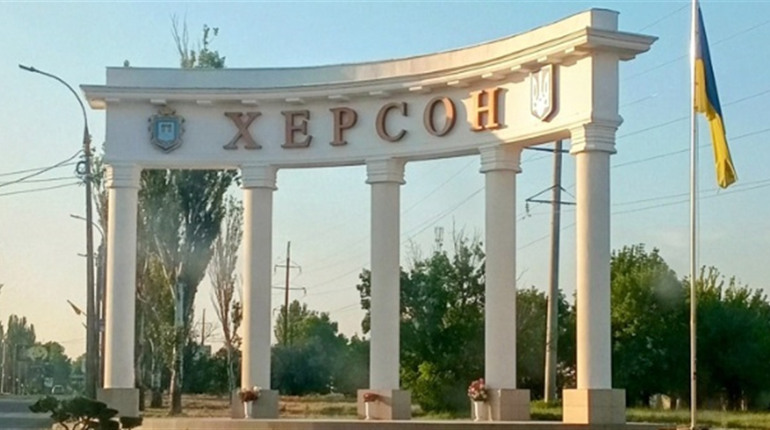 Загарбники вдень обстріляли Херсон: одна людина загинула й одну поранено