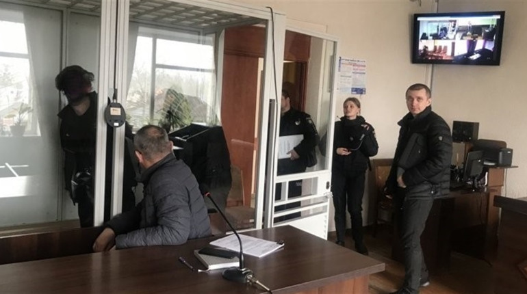 Розбій на заправці у Звягелі: чоловік "під кайфом", погрожуючи ножем, викрав пачку сімок та телефон
