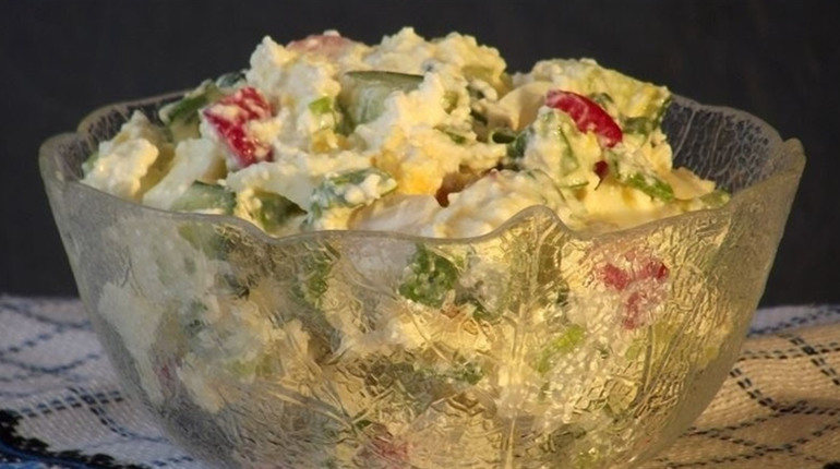 Рецепт дня: салат із редискою, огірком і яйцем