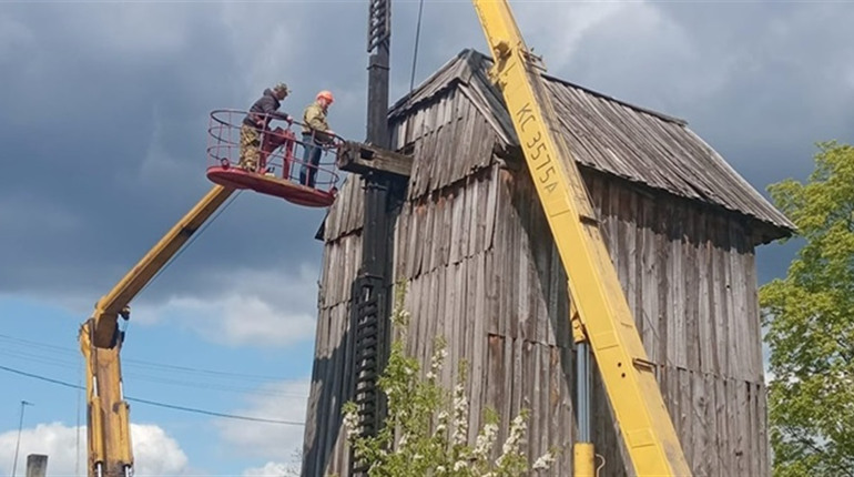 У Сарненському музеї відновили пошкоджений від ракетного удару вітряк