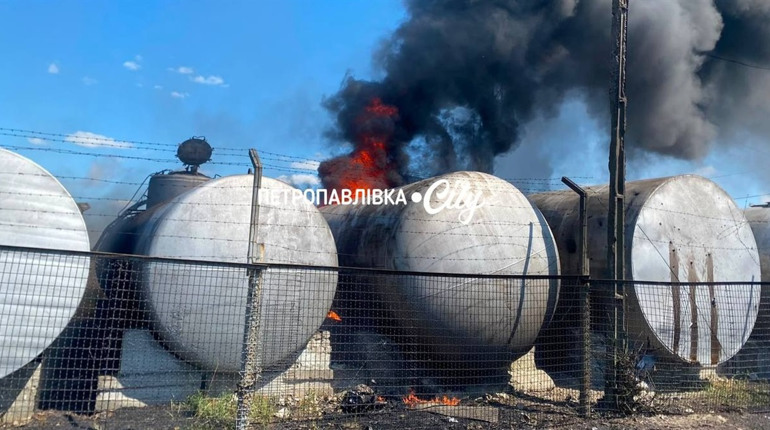 Ворожий дрон атакував територію агропідприємства у Петропавлівці: пошкоджено резервуари з пальним