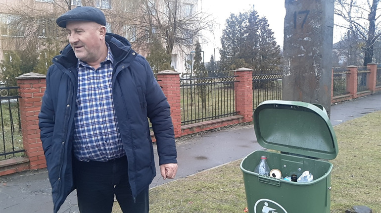 Європейські смітники у Володимирці побили вандали. Як громаді контролювати благоустрій?
