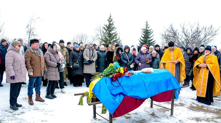 Захищав Україну від лютого ворога - у Черняхові провели в останню дорогу Віталія Новожицького
