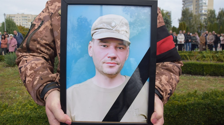 Осиротіло четверо дітей… Нетішин попрощався з Героєм Олександром Журавлем