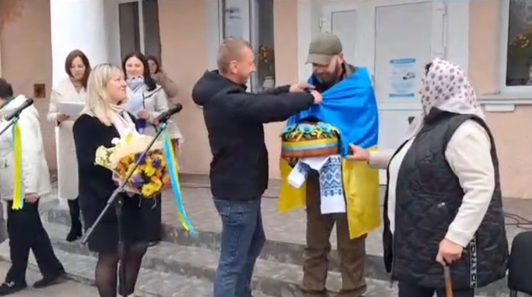 У Сарненському районі зустріли звільненого з полону 42-річного воїна