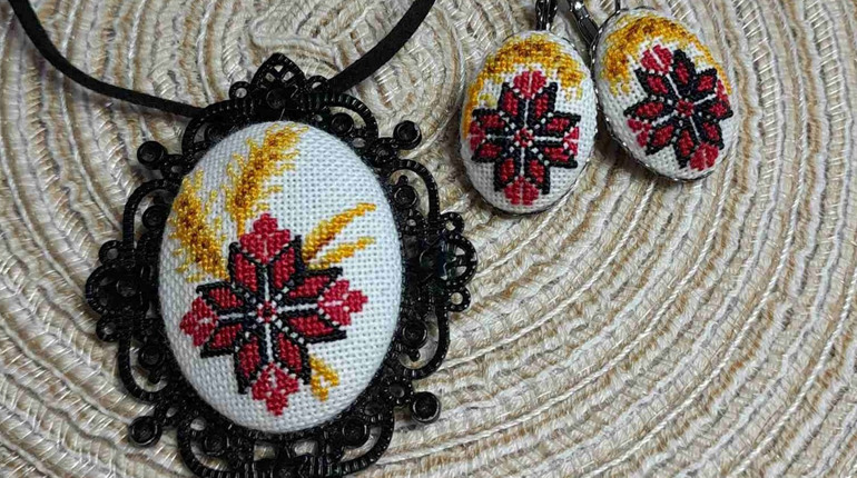 Весна, що оберігає: Первомайський краєзнавчий музей запрошує на виставку мікровишивки Наталії Білоус