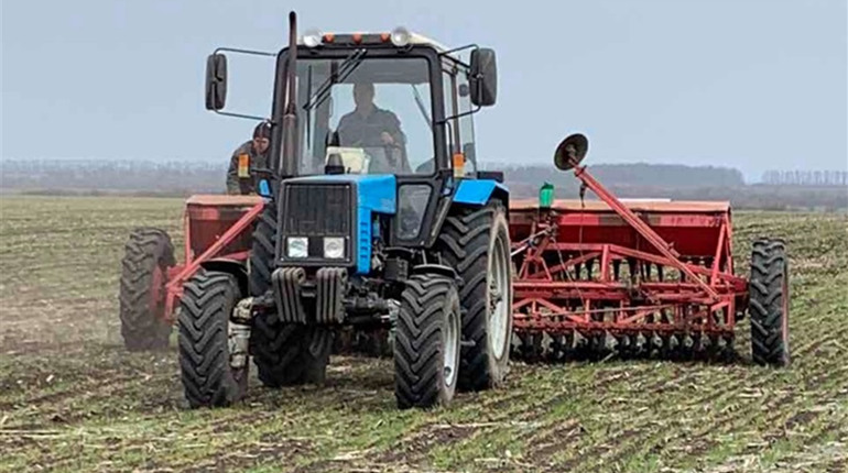 Троїцькі аграрії підживлюють озимі культури та готують площі під посів