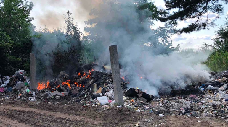 У Вараші горіло сміттєзвалище комунального підприємства
