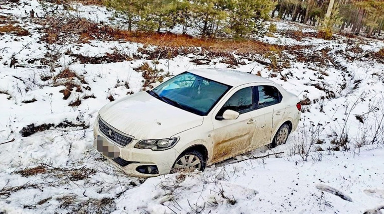 Поблизу Вараша легковик злетів у кювет