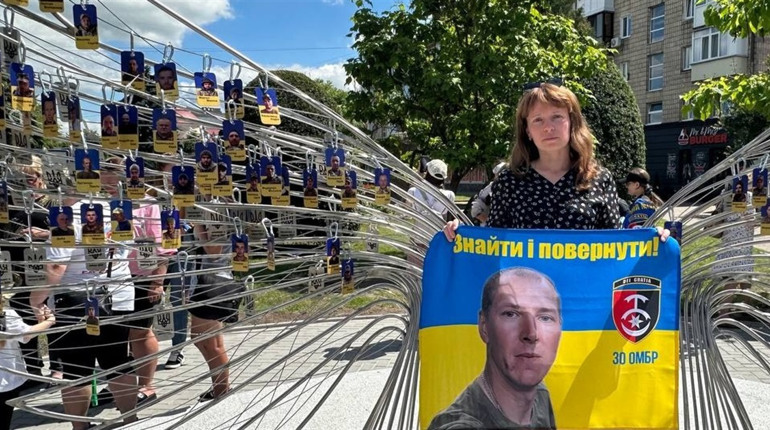 "Поки не побачу тіло – не повірю". Дружина бійця 30-ї бригади не припиняє пошуків чоловіка