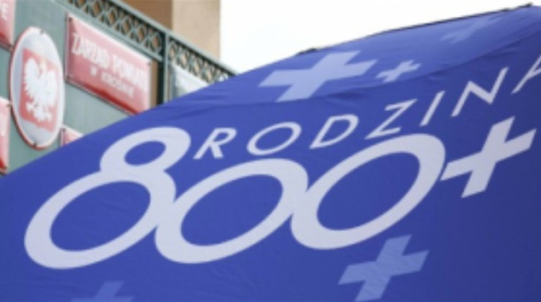 Польща призупиняє виплати допомоги "800+" біженцям з України