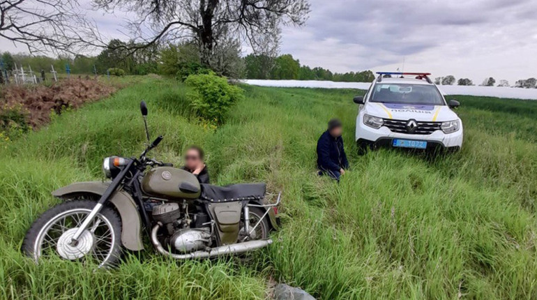 На Черкащині чоловік, утікаючи на мотоциклі від поліцейського, втрапив у канаву