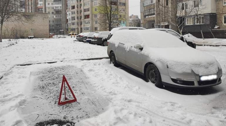 «Жабки» поза законом! Червоноградців зобов’язали познімати паркувальні бар’єри біля будинків