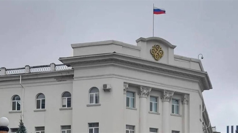 Рашисти вивісили російську ганчірку над будівлею Суворівської райради у Херсоні (відео)