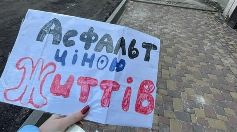 На провулку Поштовому в Глухові відбулися одиночні пікети (ФОТО, ВІДЕО)