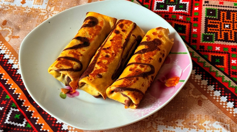 Млинці «Зебра» з шоколадом, вишнею та горіхами: відеорецепт