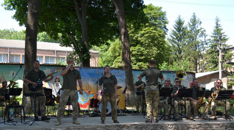 Підіймали бойовий дух: військові музиканти з Одеси гастролювали Уманщиною