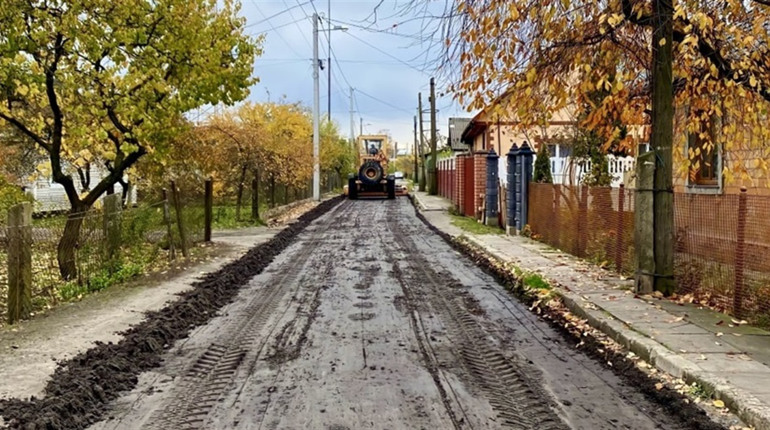Ремонт доріг: жителі села на Сарненщині самотужки відновили дорожнє покриття
