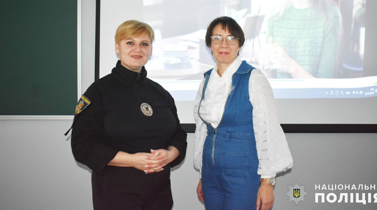 У Нетішині поліцейські мовою документального кіно розповідають школярам про права людини