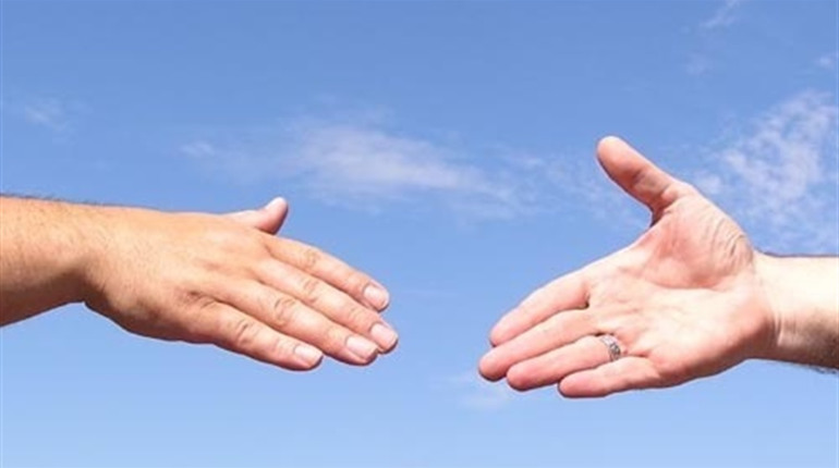 Члени виборчої комісії дільниці №480681, що у Первомайську, дякують Роману Радковському