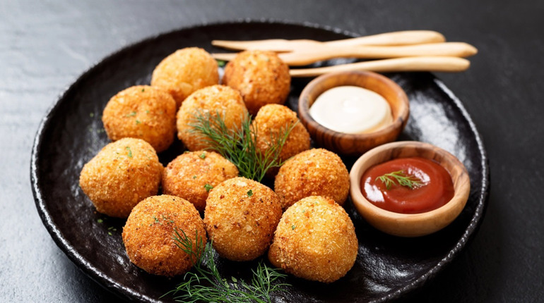 Рецепт дня: картопляні кульки з грибною начинкою