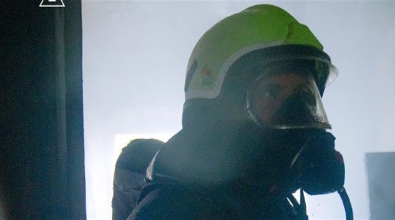 Шосткинські вогнеборці врятували під час пожежі людину