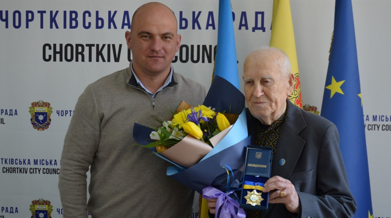 Відомий краєзнавець з Чорткова Юхим Макотерський у день 90-річчя отримав найвищу відзнаку громади