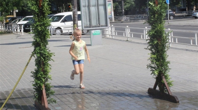 В Херсоні встановлюють охолоджуючі рамки, а спека вгамується під кінець тижня