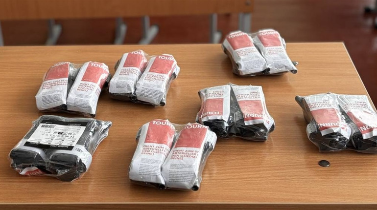 Це повинен вміти кожен. Волонтери та військові передали школярам Первомайська тренувальні турнікети