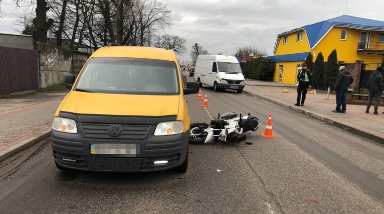 У Сарнах неповнолітній мотоцикліст «наздогнав» автомобіль