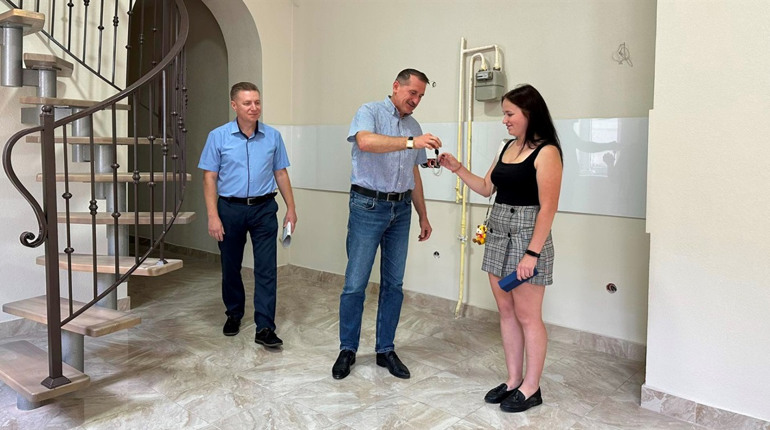 У Дрогобичі купили квартиру дівчині, яка позбавлена батьківського піклування і сама виховує дитину