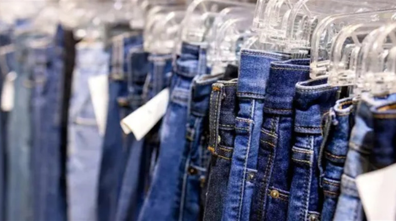 Як обдумано купити жіночі джинси в Україні: база універсального гардероба